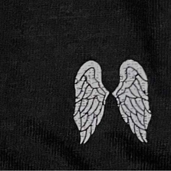 NEW VS Longsleeve Crewneck Tee in Black - Picture 4 of 5